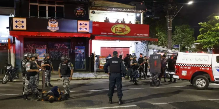 Momento em que os dois suspeitos são presos pela Polícia Militar (Foto: Cláudio Pinheiro / O Liberal)