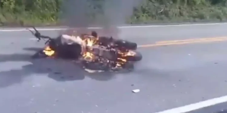 Motocicleta pegou fogo. (Reprodução/ redes sociais)