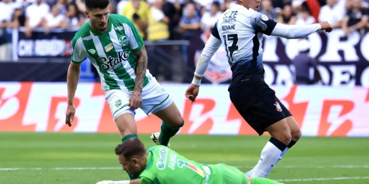 Giovani provocou expulsão do goleiro do Juventude (Foto: Marcello Zambrana/AGIF)